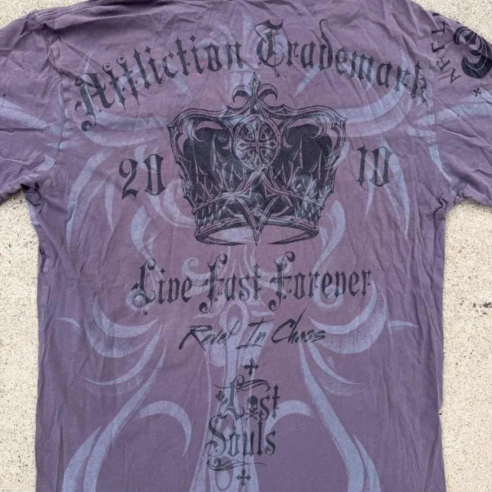 Affliction | Lost Souls Graphic V-Neck Tee Y2K Faded Purple Mens Medium Grunge